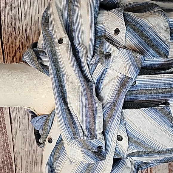 BOSTON TRADERS BLUE LONG ROLL-TAB SLEEVE LINED HOODED BUTTON-UP SHIRT - Picture 11 of 16